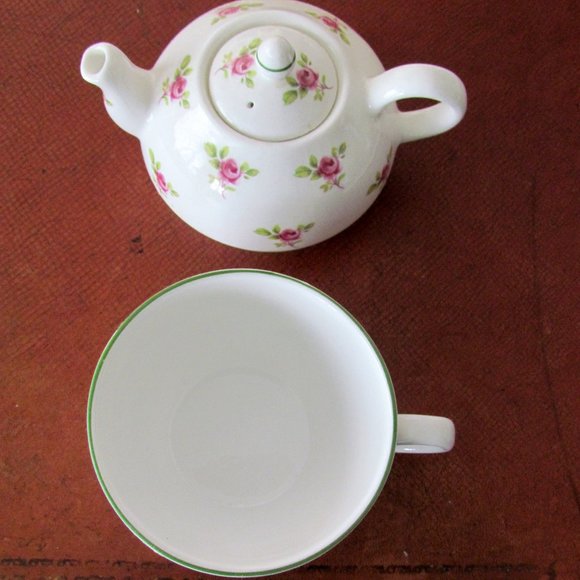 TEA FOR ONE, LANE END POTTERY TEAPOT w CUP UNDERNEATH, PINK ROSES, ENGLAND - Picture 2 of 6